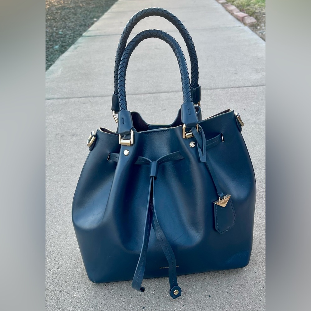 Michael Kors Blakely Medium Leather Bucket Bag Navy Blue - Picture 4 of 12
